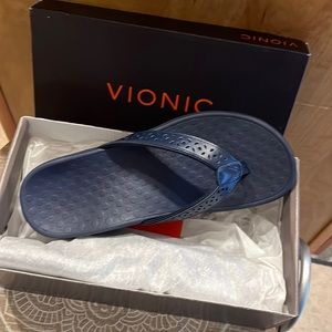 NIB Vionic Tide Perf flips flops in Navy.  Women size 9